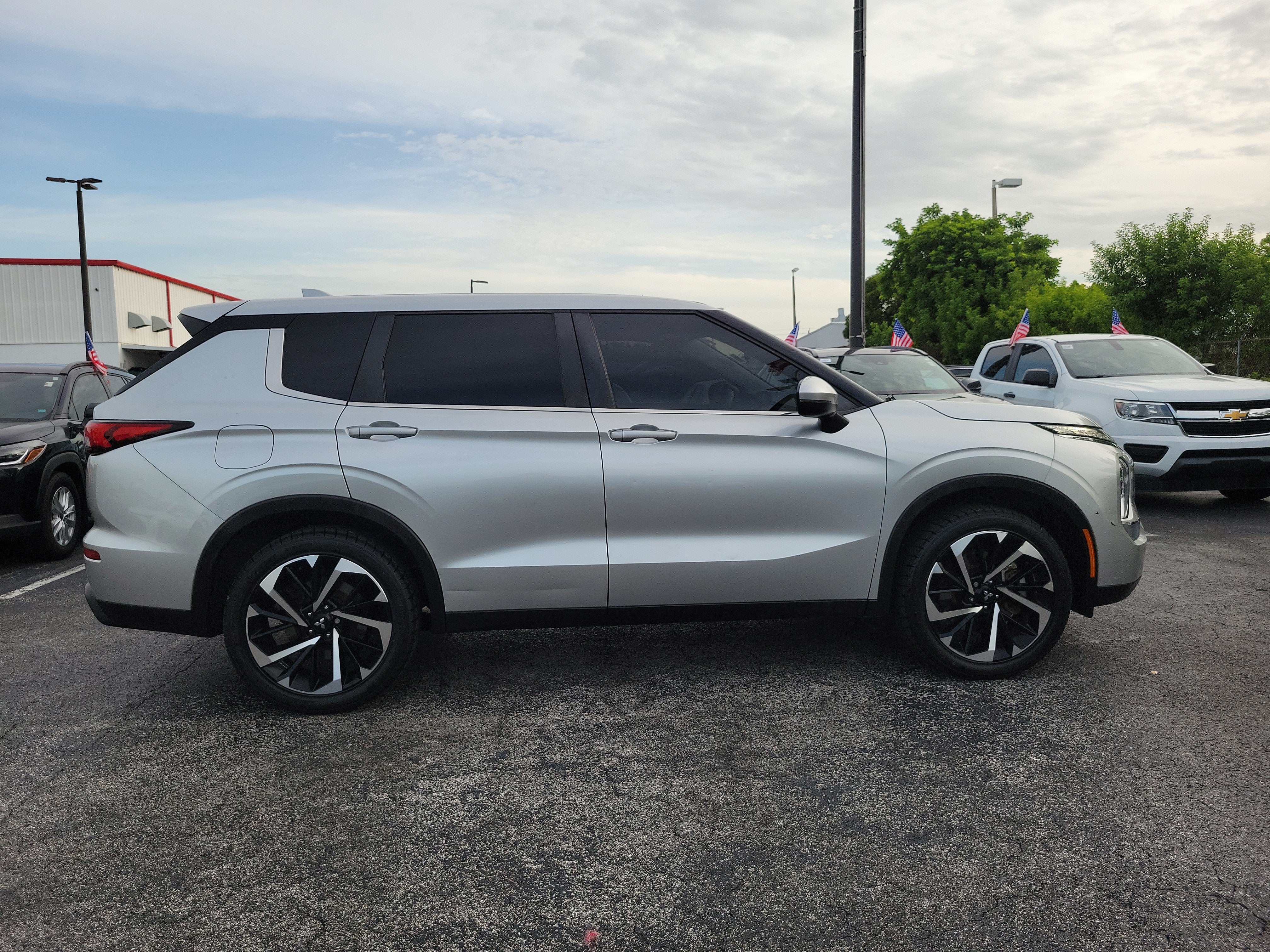 2022 Mitsubishi Outlander ES
