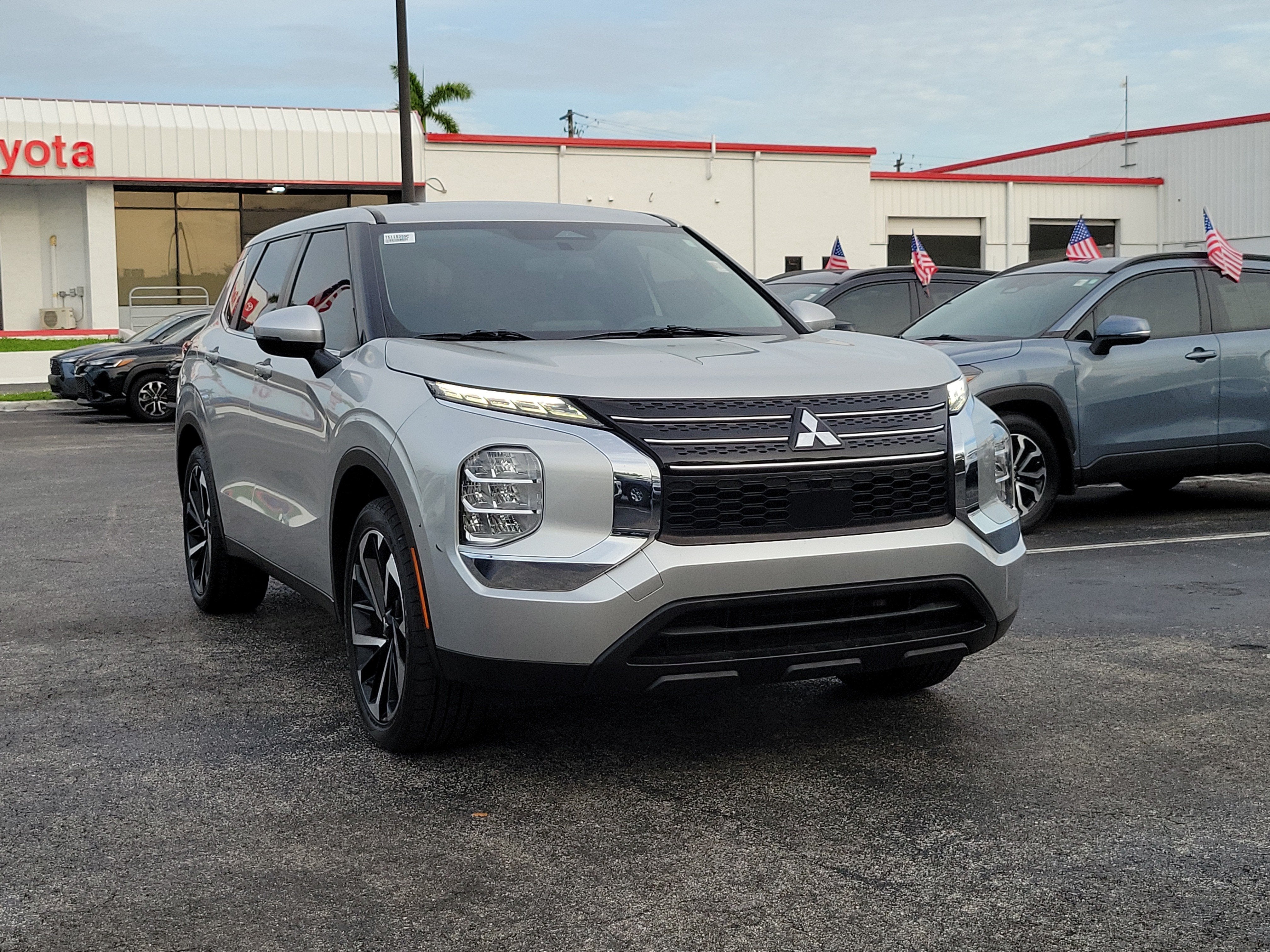 2022 Mitsubishi Outlander ES